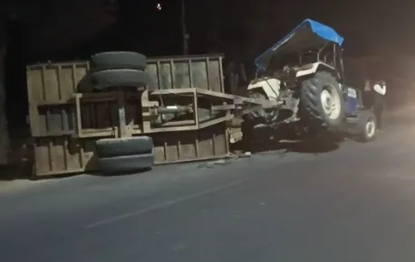 Hardoi News: एसडीएम द्वारा जप्त लकड़ी ले जाई जा रही ट्रैक्टर ट्राली पलटी