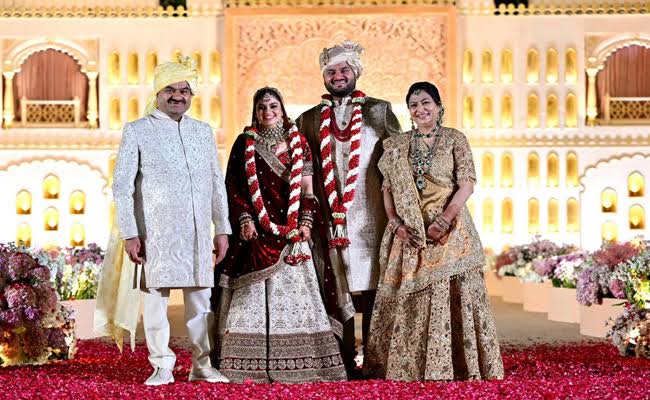 उद्योगपति गौतम अडानी ने अपने बेटे जीत अडानी की शादी पर दान किए 10,000 करोड़