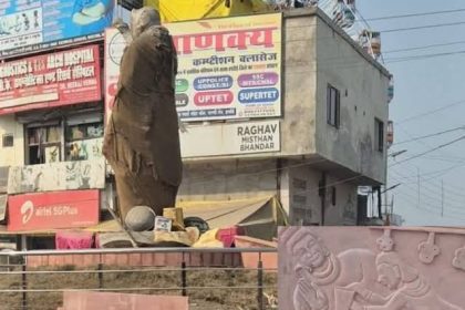 Hardoi News: देवी-देवताओं के ऊपर अटल जी की मूर्ति