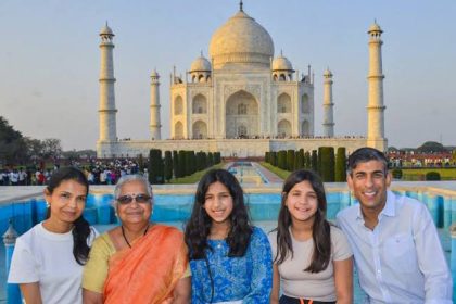 ब्रिटेन के पूर्व पीएम ऋषि सुनक ने अपने परिवार के साथ आगरा में ताजमहल का किया दीदार