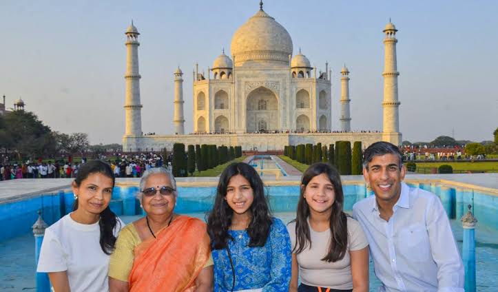 ब्रिटेन के पूर्व पीएम ऋषि सुनक ने अपने परिवार के साथ आगरा में ताजमहल का किया दीदार