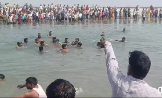 Sitapur News: अन्तिम संस्कार के लिए जा रहे लोगों की नाव गहरे पानी में पलटी, दर्जनों लापता, बचाव कार्य जारी