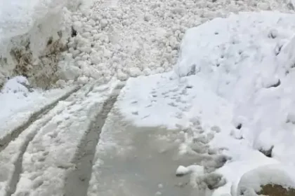 उत्तराखंड में आसमान से फिर बरसी आफत, गंगोत्री नेशनल हाईवे पर हिमस्खलन; फंसे यात्री