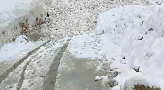 उत्तराखंड में आसमान से फिर बरसी आफत, गंगोत्री नेशनल हाईवे पर हिमस्खलन; फंसे यात्री