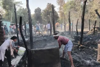 लखीमपुर खीरी: ग्राम पंचायत अकठी नहर के सामने घरों में लगी आग, सारा सामान जलकर राख, गांववासियों में मची हलचल