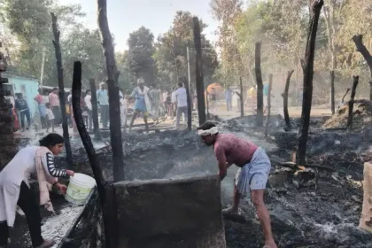 लखीमपुर खीरी: ग्राम पंचायत अकठी नहर के सामने घरों में लगी आग, सारा सामान जलकर राख, गांववासियों में मची हलचल