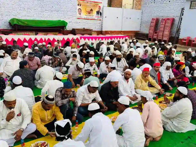Hardoi News: समाजवादी पार्टी के नेता कराया रोज़ा इफ्तार