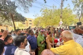 Lucknow News: बिजली कर्मियों के आवासीय कालोनी में स्मार्ट मीटर लगाने का जबर्दस्त विरोध