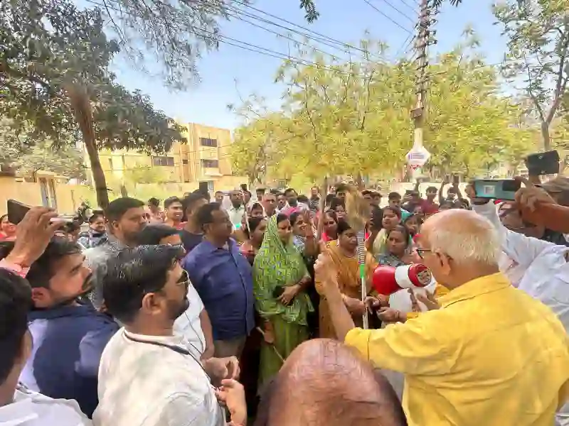 Lucknow News: बिजली कर्मियों के आवासीय कालोनी में स्मार्ट मीटर लगाने का जबर्दस्त विरोध