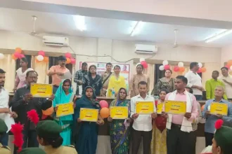 Hardoi News: प्रदेश सरकार के 8 वर्ष और केंद्र सरकार के 10 वर्ष पूरे होने पर तहसील सभागार में वितरित किए गए प्रशस्ति पत्र