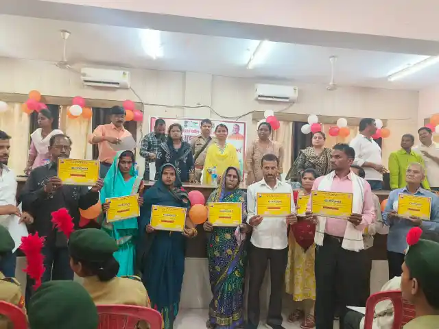 Hardoi News: प्रदेश सरकार के 8 वर्ष और केंद्र सरकार के 10 वर्ष पूरे होने पर तहसील सभागार में वितरित किए गए प्रशस्ति पत्र