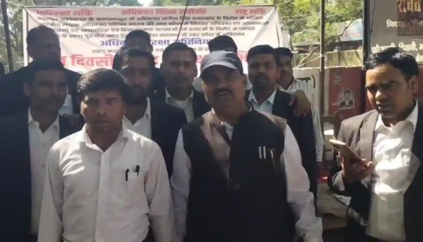 Hardoi News: यूपी में अधिवक्ता सुरक्षा अधिनियम शीघ्र लागू करने को लेकर हरदोई में 3 दिवसीय हस्ताक्षर अभियान