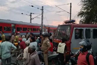 बाराबंकी के फतेहपुर रेलवे स्टेशन के पास ट्रेन में लगी आग, जान बचाने के लिए ट्रेन से कूदकर भागने लगे यात्री