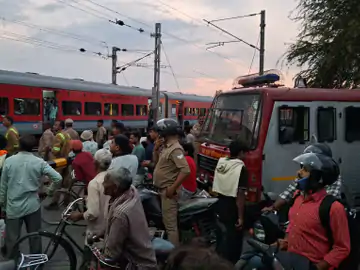 बाराबंकी के फतेहपुर रेलवे स्टेशन के पास ट्रेन में लगी आग, जान बचाने के लिए ट्रेन से कूदकर भागने लगे यात्री