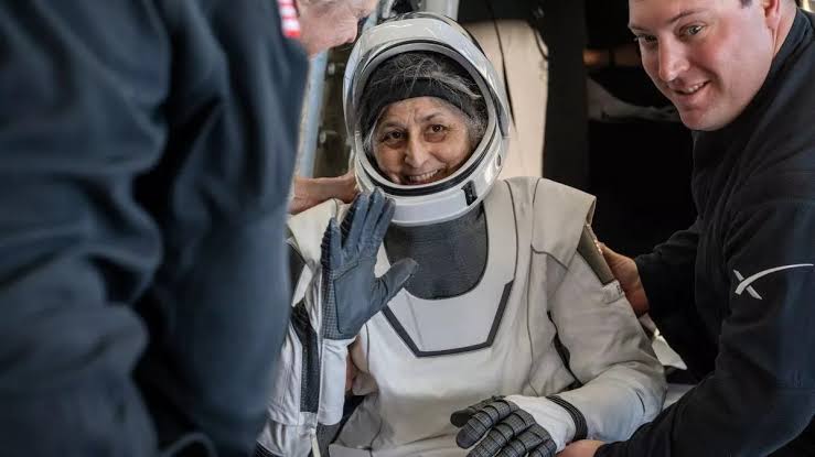 अंतरिक्ष से धरती पर वापस लौटी सुनीता विलियम्स, पीएम मोदी ने सुनीता विलियम्स को बताया आइकॉन