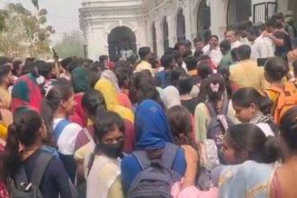 बलिया में छात्रवृत्ति को लेकर छात्र-छात्राओं ने कलेक्ट्रेट पर किया प्रदर्शन