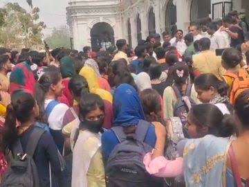 बलिया में छात्रवृत्ति को लेकर छात्र-छात्राओं ने कलेक्ट्रेट पर किया प्रदर्शन