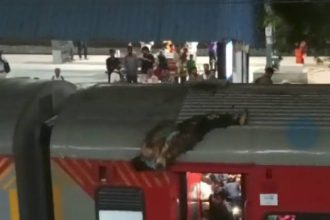 मिर्जापुर में महानंदा एक्सप्रेस की छत पर चढ़ा युवक, झुलसा