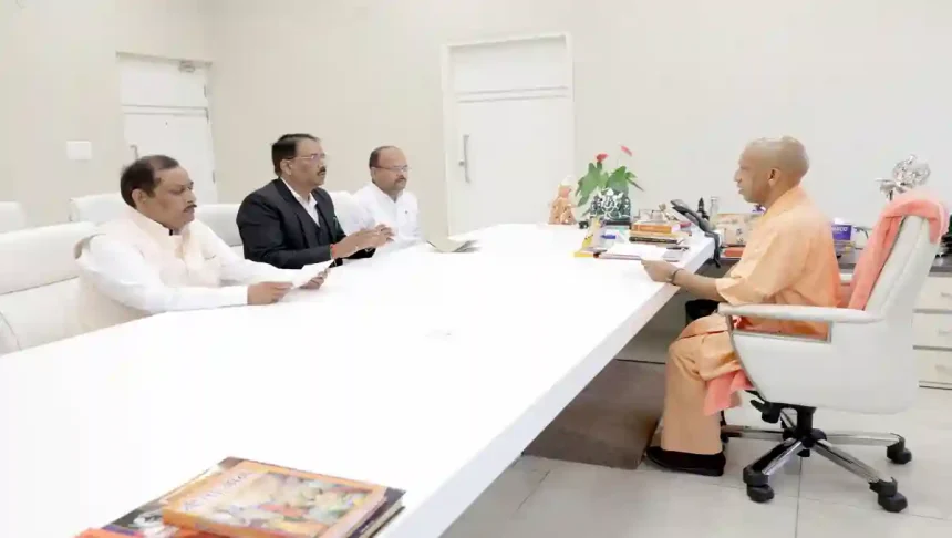 Hardoi: गोपामऊ विधायक ने CM योगी से की मुलाकातः पिहानी में रोडवेज बस स्टैंड व सड़कों के निर्माण की रखी मांग