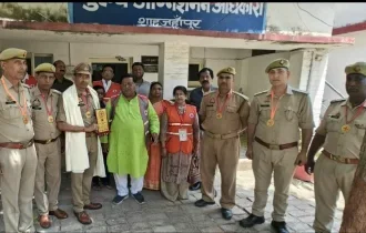 Hardoi News: राष्ट्रीय अग्निशमन दिवस पर मुख्य अग्निशमन अधिकारी को रेड क्रॉस ने किया सम्मानित