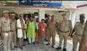 Hardoi News: राष्ट्रीय अग्निशमन दिवस पर मुख्य अग्निशमन अधिकारी को रेड क्रॉस ने किया सम्मानित