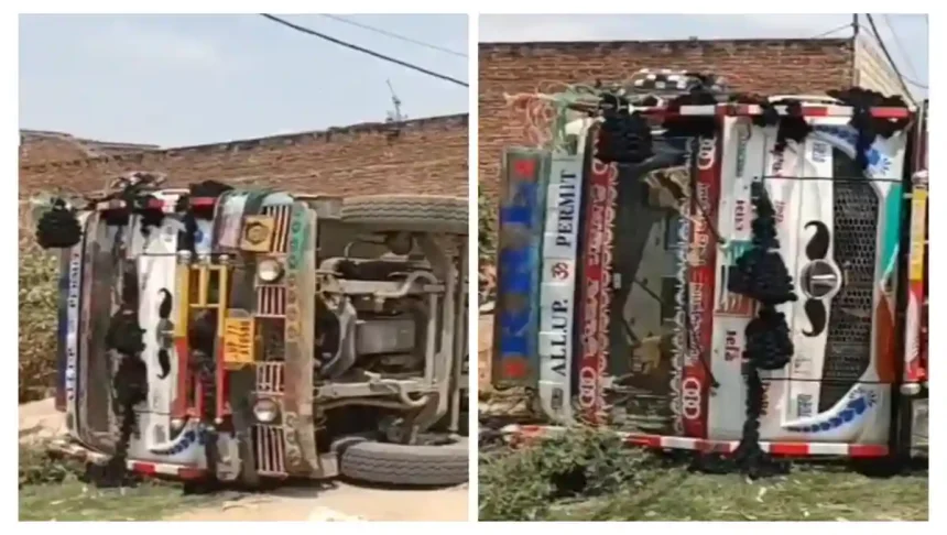 Hardoi News: मौरंग भरा ट्रक पलटने से बड़ा हादसा, गुमटी दबकर टूटी, सब्जी विक्रेता को भारी नुकसान