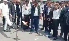 फिल्म डायरेक्टर अनुराग कश्यप के खिलाफ रायबरेली में अधिवक्ताओं का जोरदार प्रदर्शन, पुतला फूंककर जताई नाराजगी