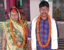 अब दादी का पोते पर आया दिल, नाती संग हुई फरार, घर परिवार छोड़कर रचाई तीसरी शादी, मामला बना सोशल मीडिया पर चर्चा का विषय