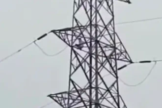 हापुड़ में प्रेमिका से नाराज होकर हाईटेंशन टावर पर चढ़ा युवक