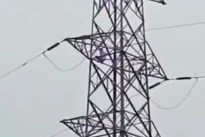 हापुड़ में प्रेमिका से नाराज होकर हाईटेंशन टावर पर चढ़ा युवक