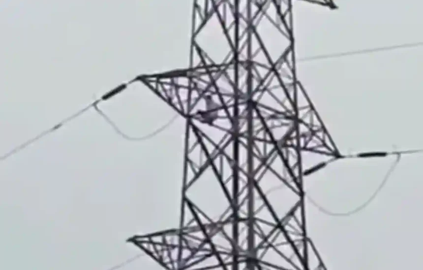 हापुड़ में प्रेमिका से नाराज होकर हाईटेंशन टावर पर चढ़ा युवक