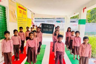 Hardoi News: प्राथमिक विद्यालय के बच्चों ने पहलगाम हमले में मृतकों को दी श्रद्धांजलि