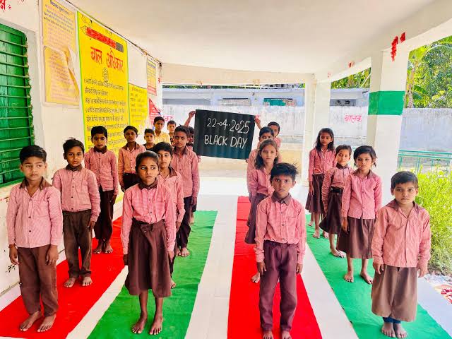 Hardoi News: प्राथमिक विद्यालय के बच्चों ने पहलगाम हमले में मृतकों को दी श्रद्धांजलि