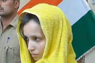 जेल से बाहर आई मुस्कान, देखने के लिए जमा हुई भीड़