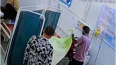 शामली में एक्सीडेंट में जान गंवाने वाली महिला के कान से वार्ड बॉय ने चुराए सोने के कुंडल, वीडियो हुआ वायरल