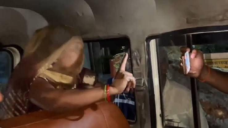 मोबाइल तोड़ दूंगी!" - अलीगढ़ की सास और दामाद की लव स्टोरी का वीडियो वायरल