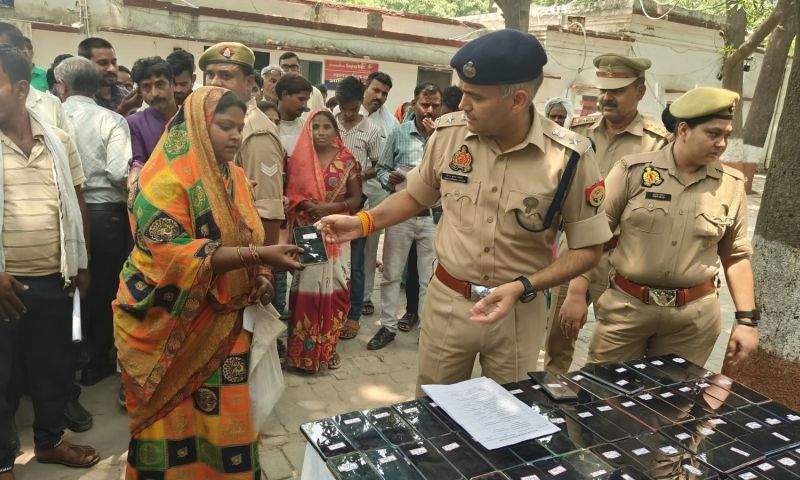 हरदोई पुलिस की बड़ी कामयाबी: सर्विलांस सेल ने बरामद किए 20 लाख कीमत के 100 गुमशुदा मोबाइल