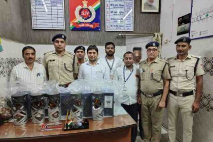 टूंडला: पूर्वा एक्सप्रेस में आरपीएफ-वाणिज्य विभाग ने पकड़ी 17 बोतल अंग्रेजी शराब, एक गिरफ्तार