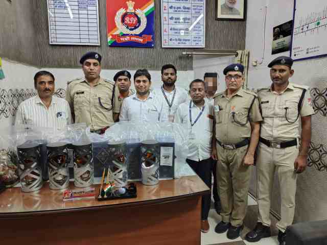 टूंडला: पूर्वा एक्सप्रेस में आरपीएफ-वाणिज्य विभाग ने पकड़ी 17 बोतल अंग्रेजी शराब, एक गिरफ्तार