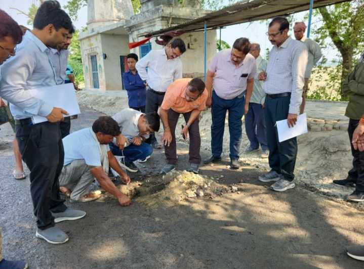 Kanpur Dehat: विशेष सचिव हरिकेश चौरसिया ने पकड़ी-शिवली मार्ग पर सड़क निर्माण कार्य का किया निरीक्षण