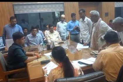 Hardoi News: जनता से सीधे संवाद में उतरे डीएम अनुनय झा, अपनी पहली जनसुनवाई में जनता की समस्याएं सुन दिए त्वरित कार्रवाई के निर्देश