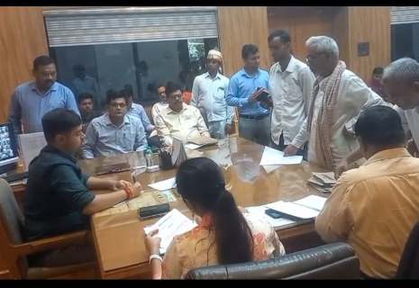 Hardoi News: जनता से सीधे संवाद में उतरे डीएम अनुनय झा, अपनी पहली जनसुनवाई में जनता की समस्याएं सुन दिए त्वरित कार्रवाई के निर्देश