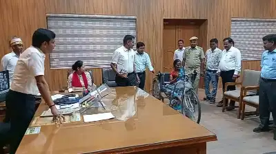 Hardoi News: ख़ुशी के आंसू लेकर कलेक्ट्रेट से निकली दिव्यांग रामसुखी