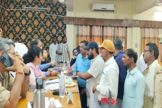 मोहम्मदी नगर पालिका भ्रष्टाचार में विलुप्त होने के विरोध में नौ सभासदों ने सम्पूर्ण समाधान दिवस पर जिलाधिकारी को सौंपा ज्ञापन