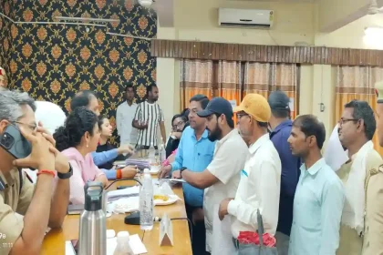 मोहम्मदी नगर पालिका भ्रष्टाचार में विलुप्त होने के विरोध में नौ सभासदों ने सम्पूर्ण समाधान दिवस पर जिलाधिकारी को सौंपा ज्ञापन