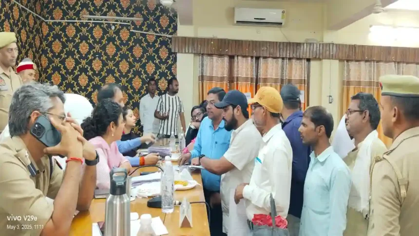 मोहम्मदी नगर पालिका भ्रष्टाचार में विलुप्त होने के विरोध में नौ सभासदों ने सम्पूर्ण समाधान दिवस पर जिलाधिकारी को सौंपा ज्ञापन