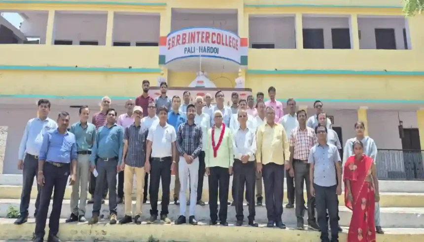 Hardoi News: सेवानिवृत्त कर्मचारी को दी गई भावभीनी विदाई