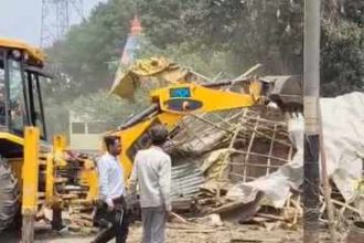 Hardoi News: माइनर की पटरी पर अवैध कब्जादारों पर चला बुल्डोजर, प्रशासन ने अतिक्रमण पर की कार्यवाही