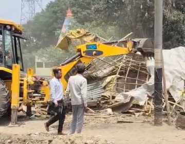 Hardoi News: माइनर की पटरी पर अवैध कब्जादारों पर चला बुल्डोजर, प्रशासन ने अतिक्रमण पर की कार्यवाही