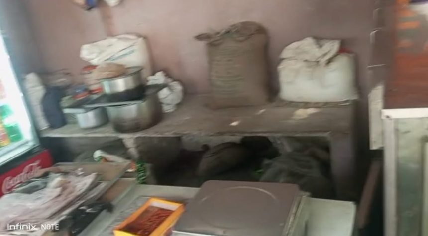 Hardoi News: चौकी से चंद कदम की दूरी पर चोरों ने दो दुकानों के ताले काटकर 20,000 का सामान किया चोरी, दुकानदारों में दहशत